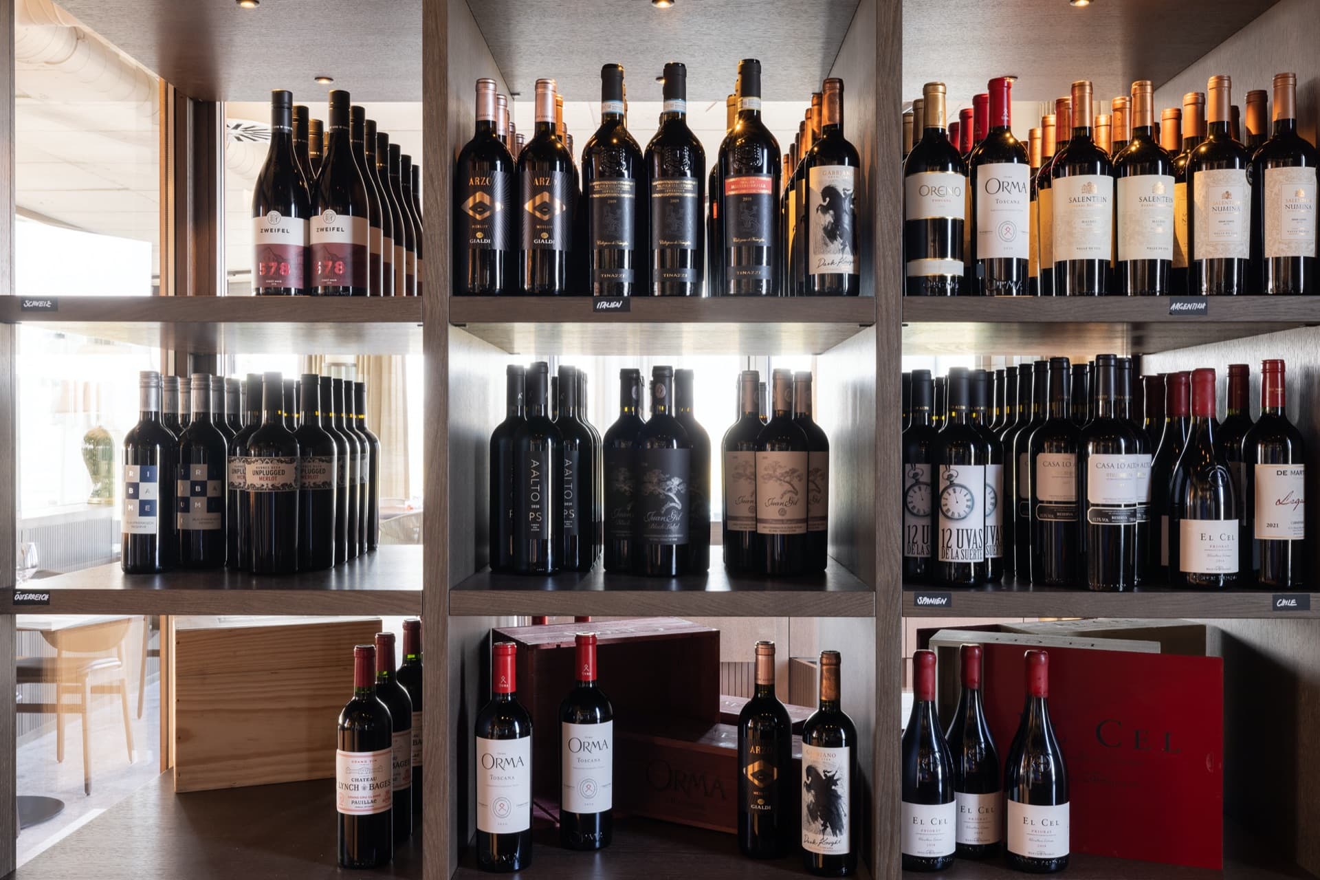 Wine Room — Holzregale mit Flaschen und gedämpftem Licht
